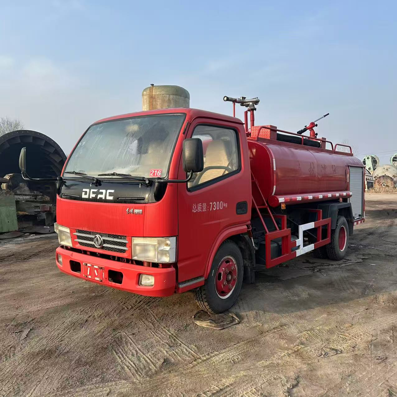 Véhicule utilitaire léger de 2014, de taille moyenne et conçu pour le transport de matériel (petit camion de pompiers) - Voiture d'occasion